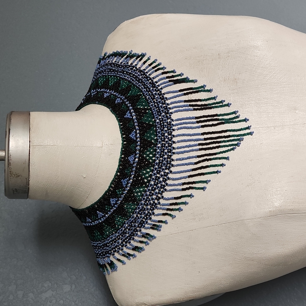 Hand-beaded statement necklace - Picture 2 of 5